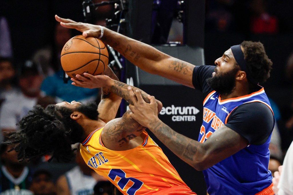 Mitchell Robinson (R.) fights for a rebound during the Knicks-Hornets game on March 26, 2026. 