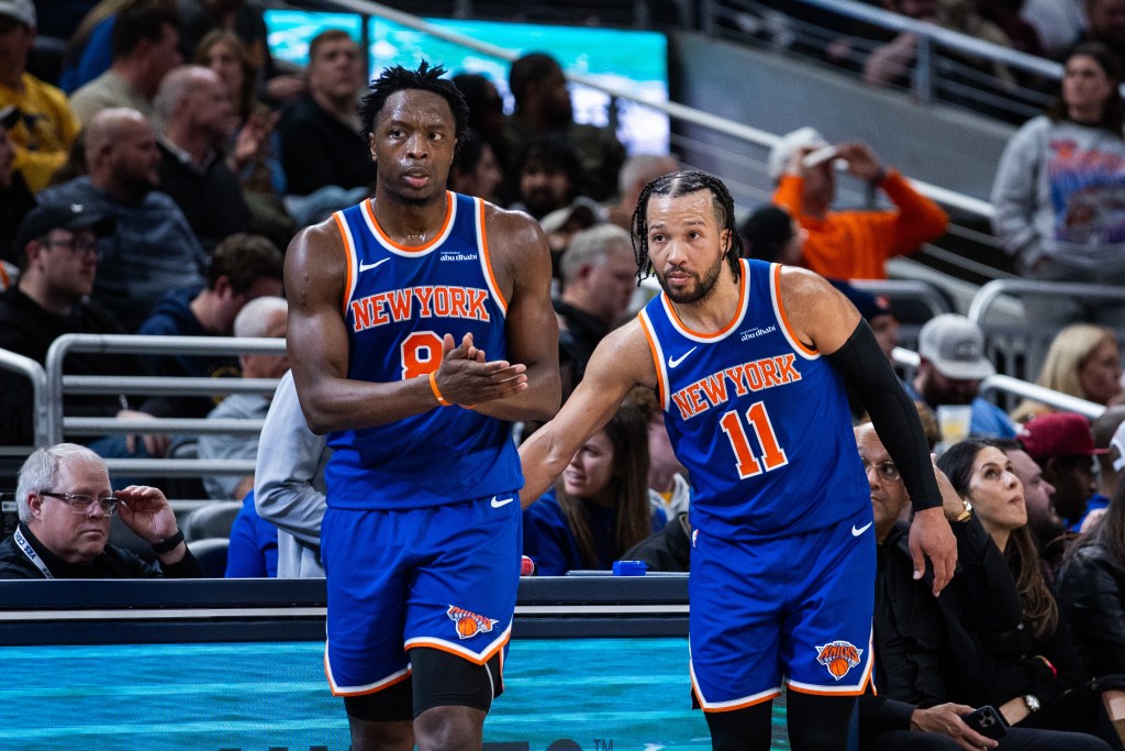 New York Knicks players Og Anunoby (8) and Jalen Brunson (11) on the court during a game.
