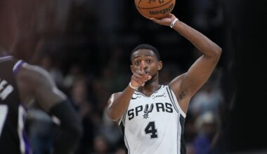 San Antonio Spurs guard De'Aaron Fox (4) signals as during the second half of an NBA basketball game against the Sacramento Kings in San Antonio, Sunday, Nov. 16, 2025. (AP Photo/Eric Gay)