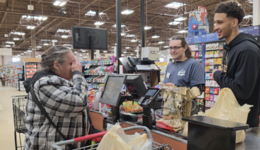 Cavs' Jaylon Tyson, Tyrese Proctor buy groceries for shoppers at Giant Eagle
