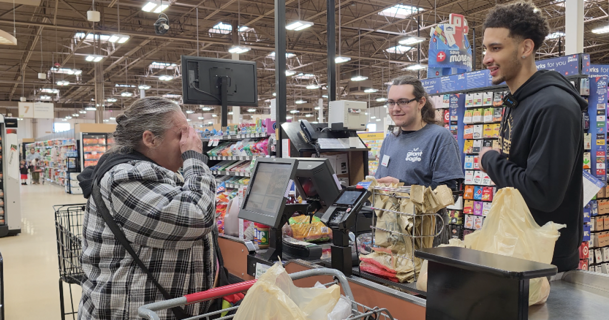 Cavs' Jaylon Tyson, Tyrese Proctor buy groceries for shoppers at Giant Eagle