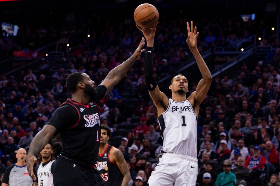 Spurs bounce back with 131-91 win over Sixers