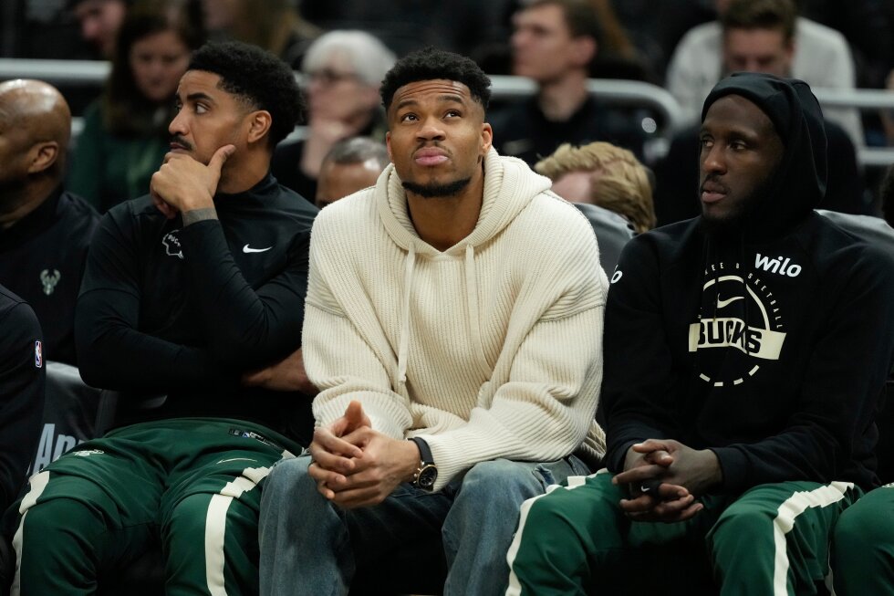 Antetokounmpo sidelined with hyperextended knee and bone bruise
