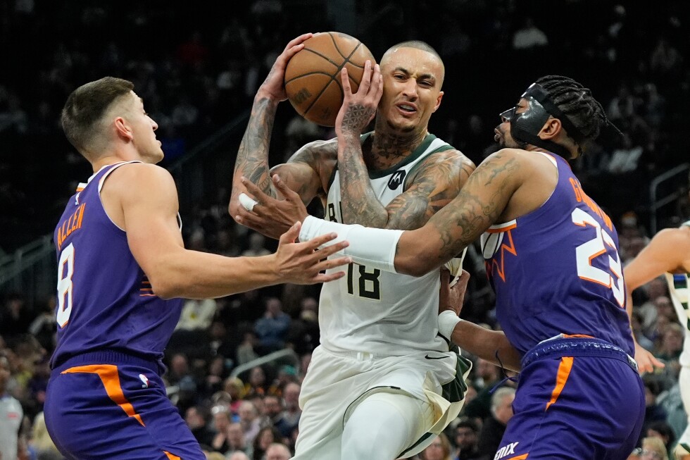 Hot-shooting Suns pull away in 4th to beat Bucks 129-114