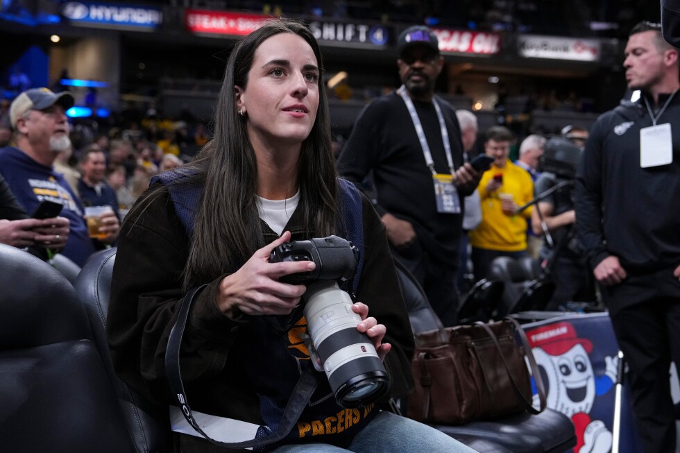 Caitlin Clark works as a photographer for Lakers-Pacers game