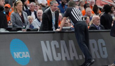 Buzzer sounds nonstop at March Madness game, causing delay