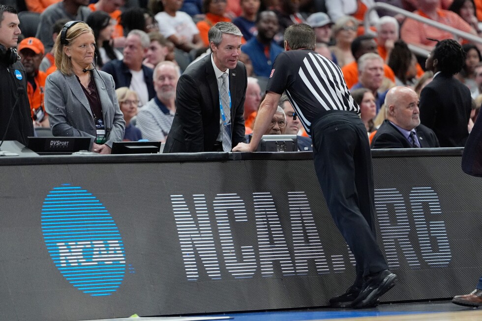 Buzzer sounds nonstop at March Madness game, causing delay