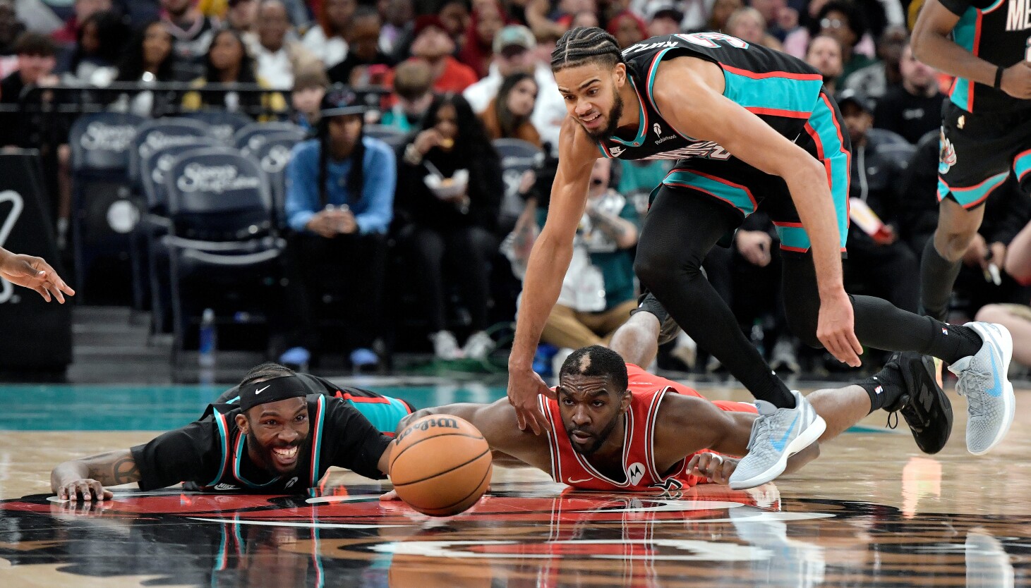 Bulls keep pace with Bucks by dropping close one to Grizzlies