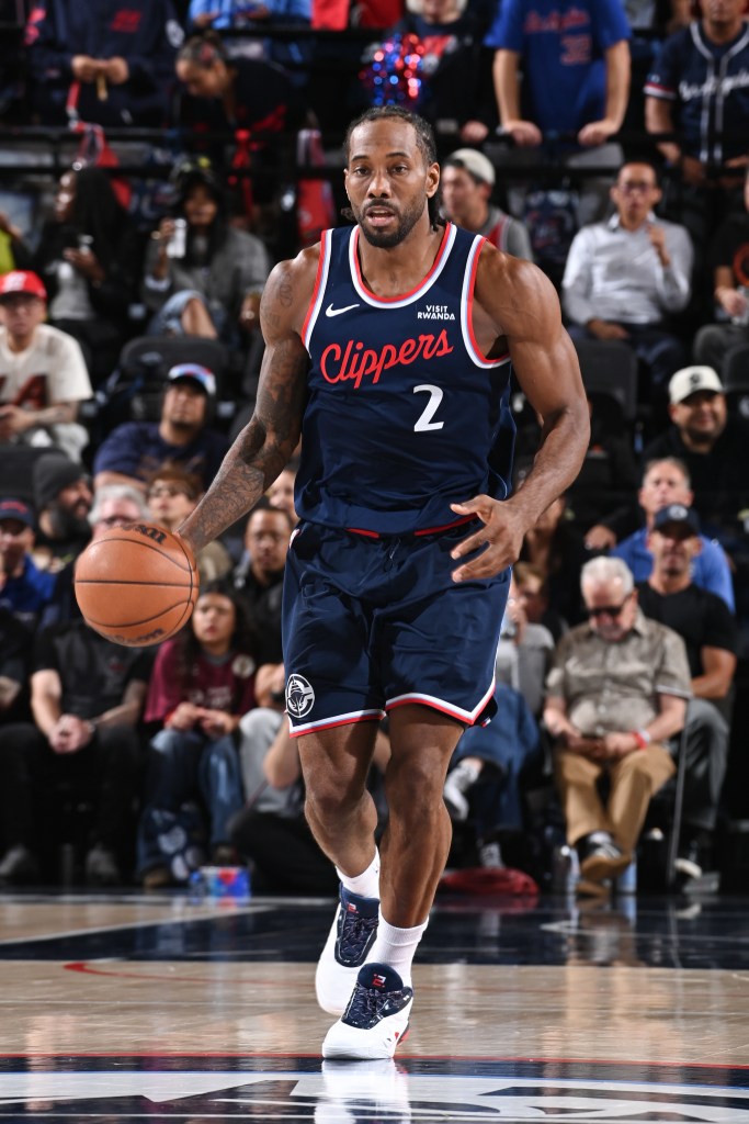 Kawhi Leonard dribbles the ball during the Clippers game against the Timberwolves.