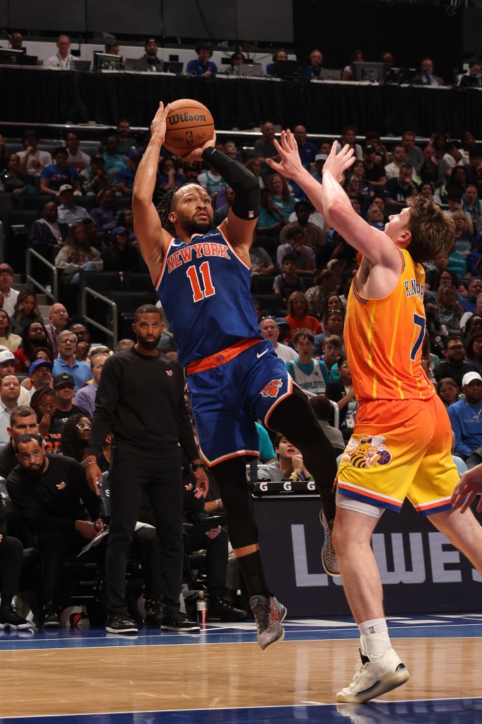 Jalen Brunson (L.) shoots during the Knicks-Hornets game on March 26, 2026. 
