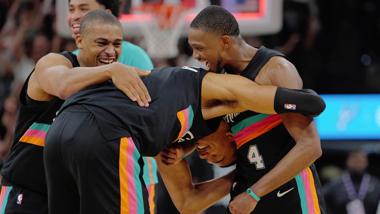 Victor Wembanyama and the Spurs rally from 25 points down to beat the Clippers 117-112