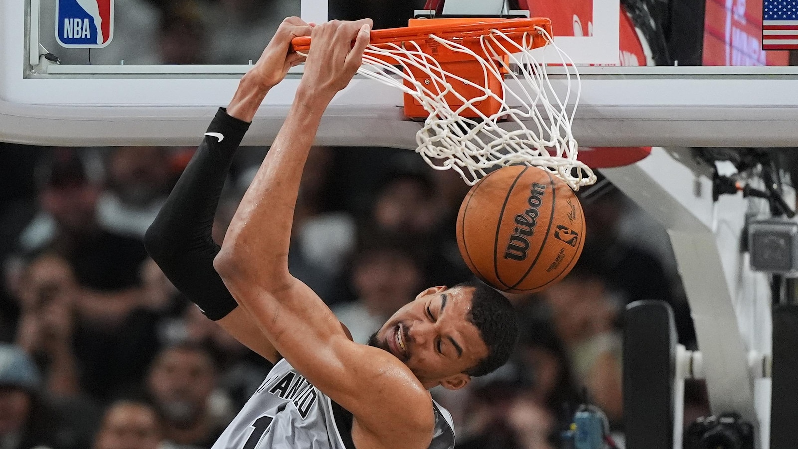 Wembanyama, Fox fuel dominant performance as Spurs beat Rockets for 4th straight victory, 145-120