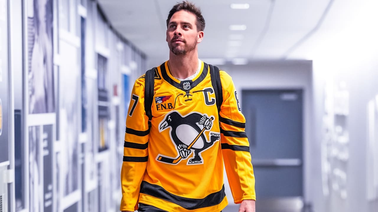 Pacers' McConnell shows Pittsburgh roots, dons Crosby Penguins jersey