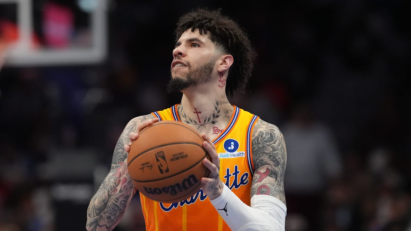 Mar 26, 2026; Charlotte, North Carolina, USA; Charlotte Hornets guard LaMelo Ball (1) shoots the ball against the New York Knicks during the second quarter at the Spectrum Center. Mandatory Credit: Jim Dedmon-Imagn Images