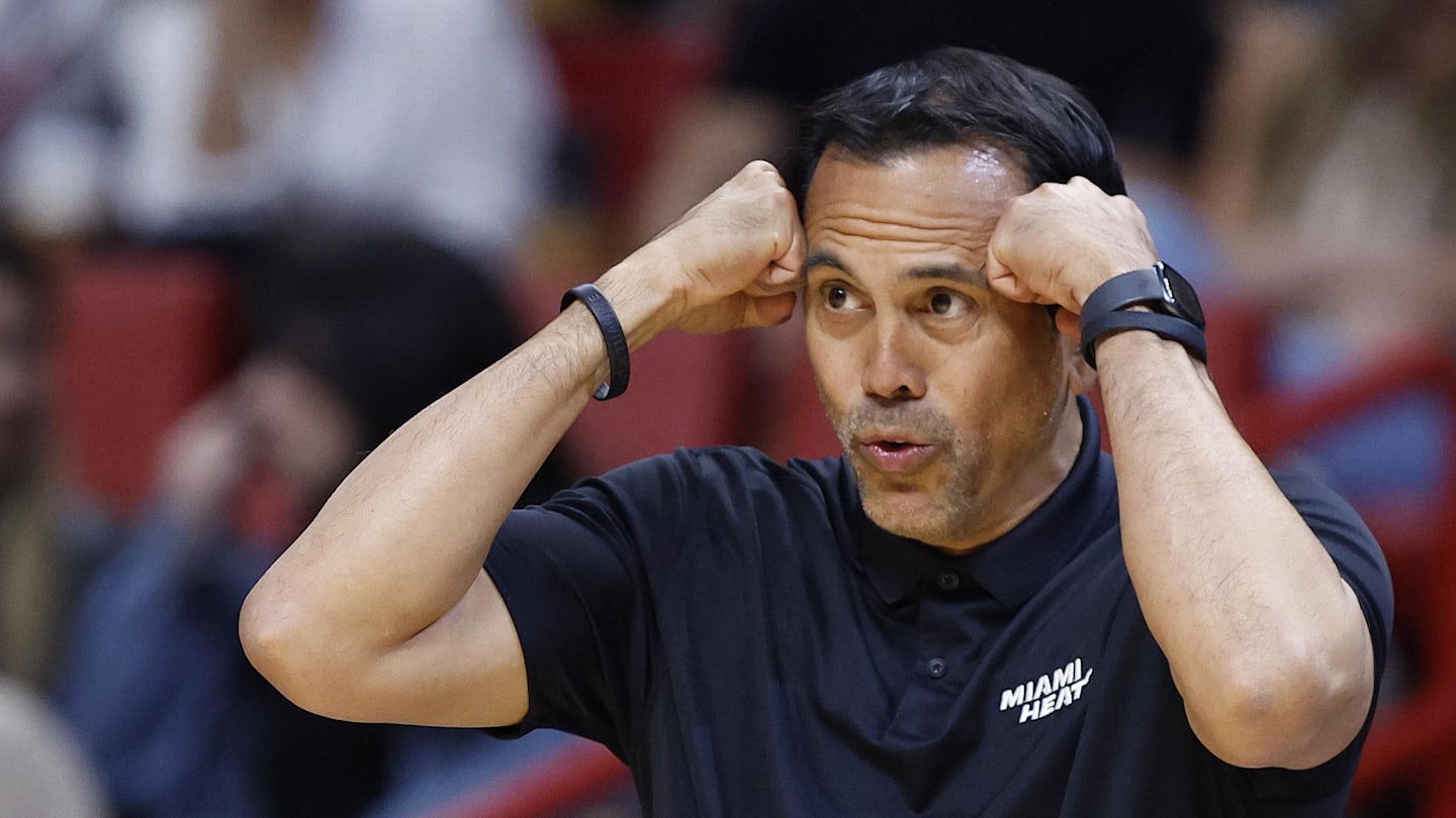 Miami Heat head coach Erik Spoelstra (00) reacts (Mandatory Credit: Rhona Wise-Imagn Images)