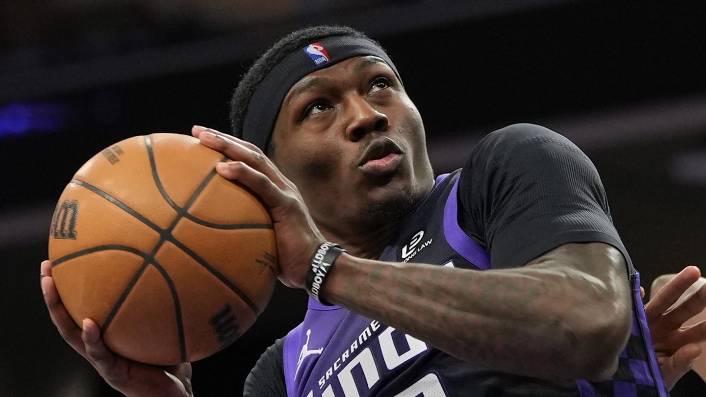 Apr 3, 2026; Sacramento, California, USA; Sacramento Kings guard Daeqwon Plowden (29) shoots against New Orleans Pelicans center Derik Queen (right) during the third quarter at Golden 1 Center. Mandatory Credit: Darren Yamashita-Imagn Images