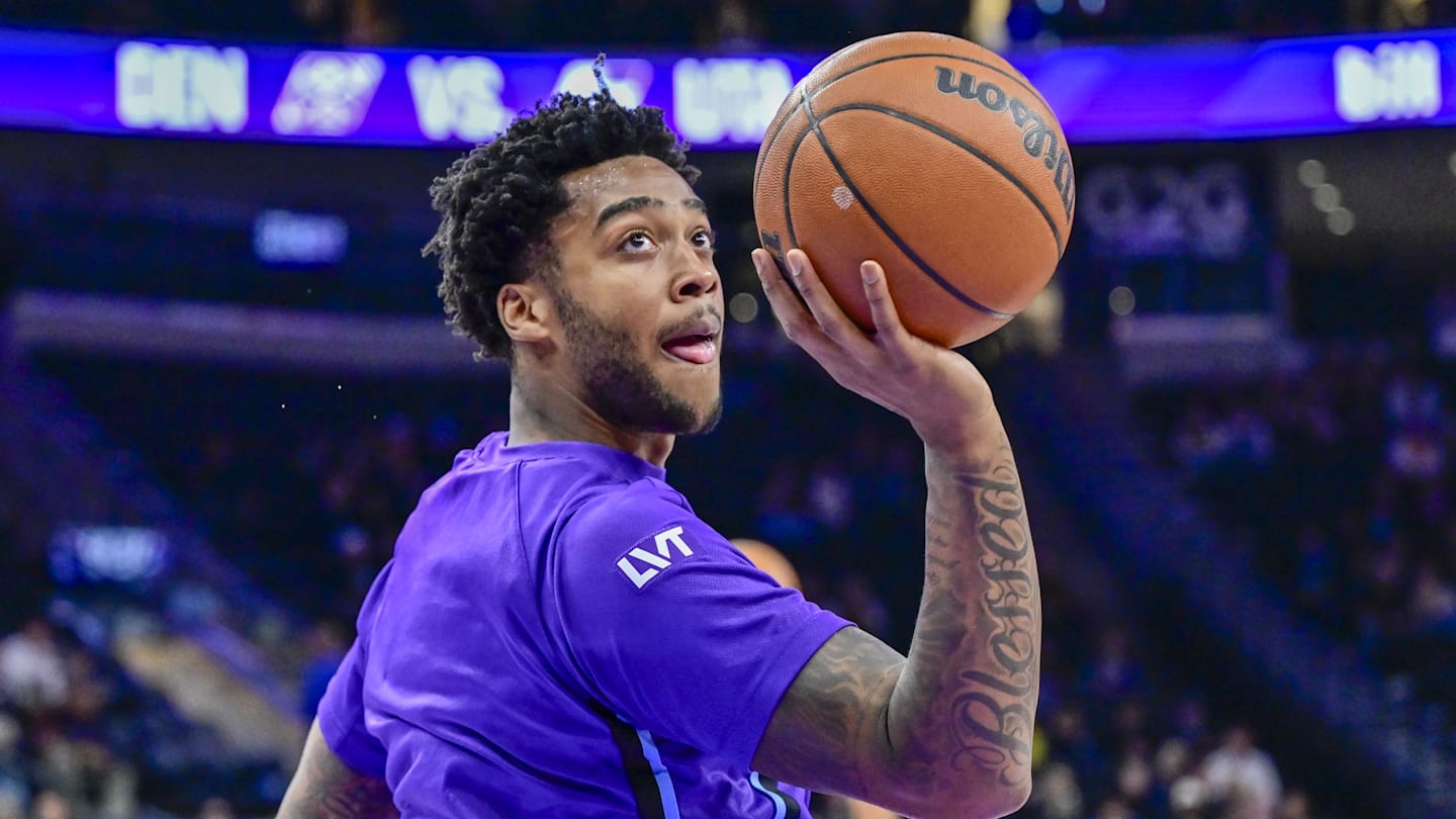 Brice Sensabaugh takes a shot over Kevin Durant in a game against the Rockets.
