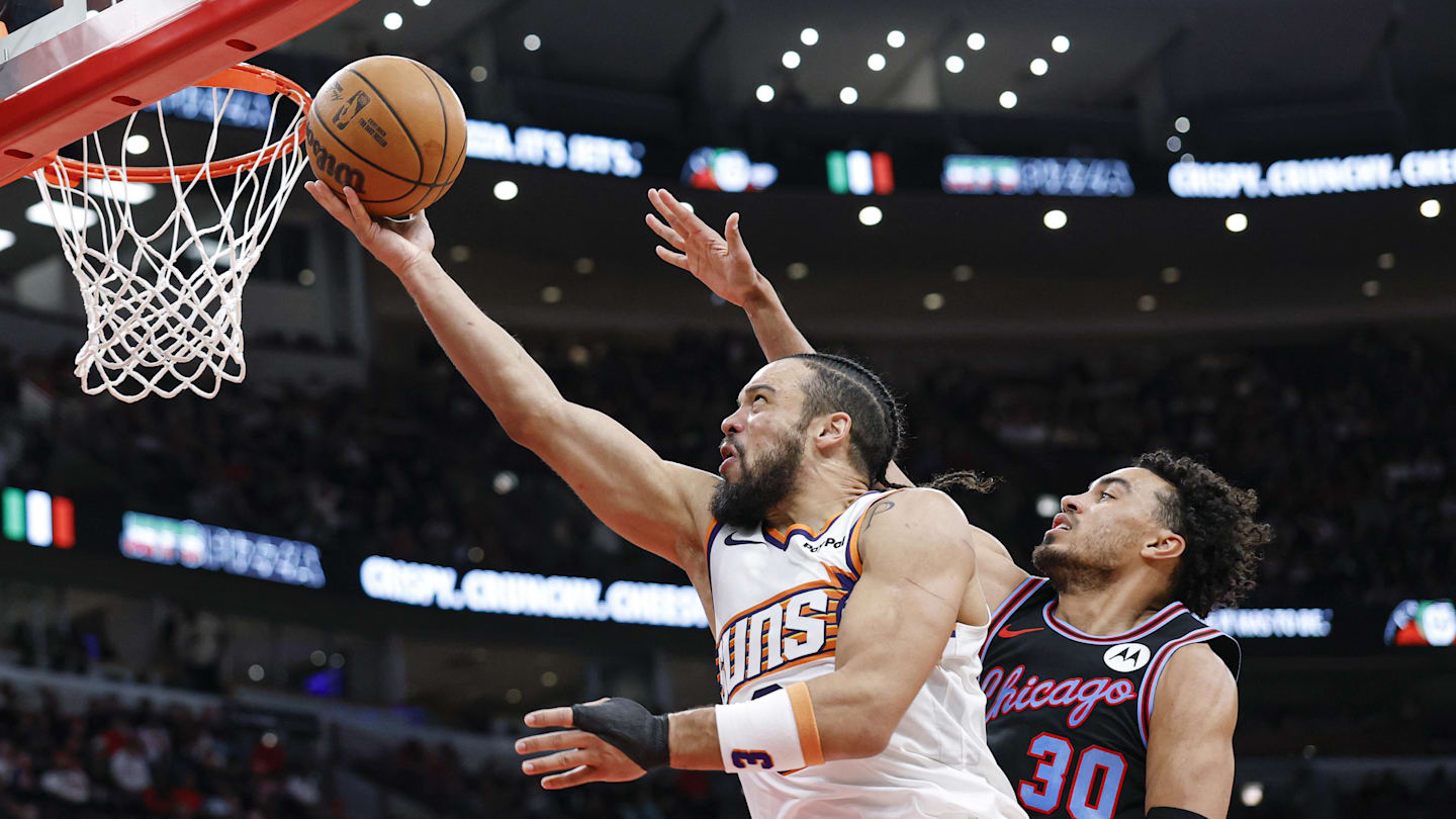 Phoenix Suns forward Dillon Brooks drives to the basket against Chicago Bulls guard Tre Jones during the second half at United Center.