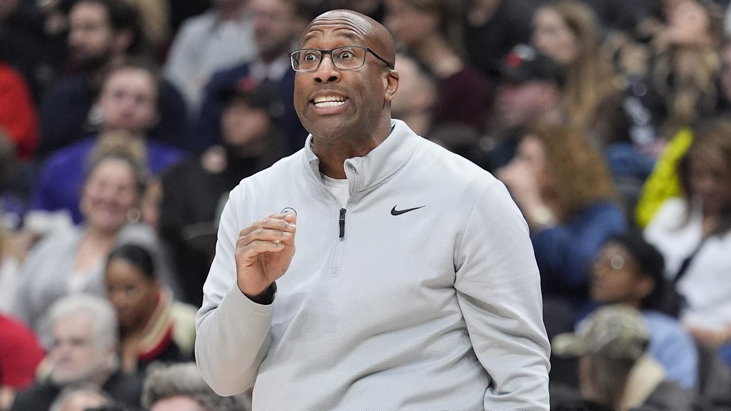 Jan 28, 2026; Toronto, Ontario, CAN; New York Knicks head coach Mike Brown calls out to a referree about a missed call against the Toronto Raptors during the second half at Scotiabank Arena. Mandatory Credit: John E. Sokolowski-Imagn Images