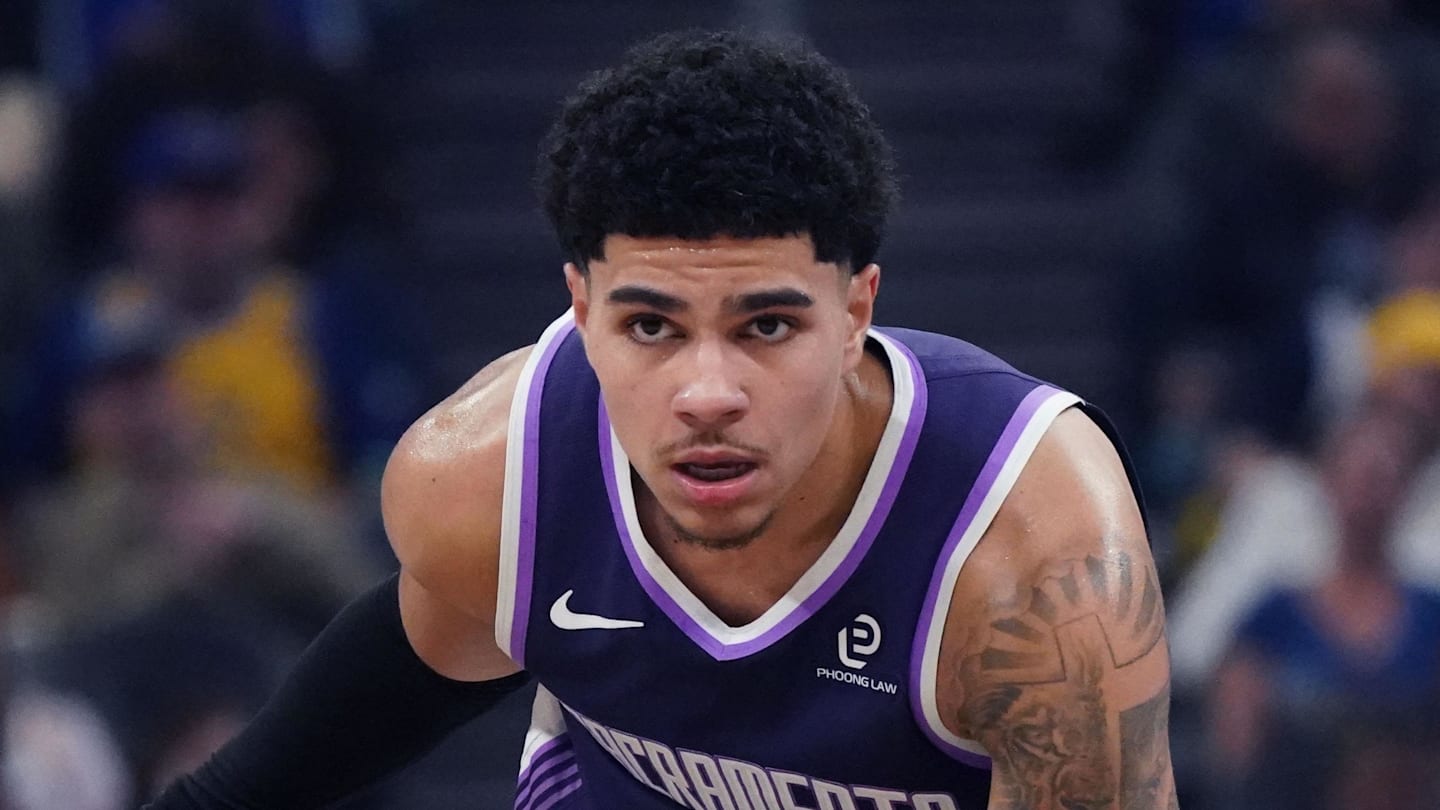 Apr 7, 2026; San Francisco, California, USA;  Sacramento Kings guard Killian Hayes (3) looks to pass while guarded by Golden State Warriors guard De'Anthony Melton (8) in the second quarter at Chase Center. Mandatory Credit: David Gonzales-Imagn Images