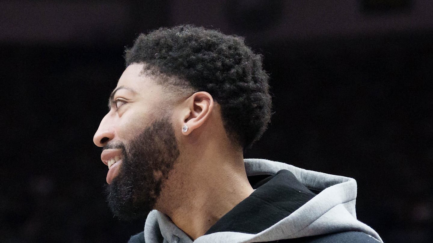 Mar 8, 2026; New Orleans, Louisiana, USA; New Orleans Pelicans center DeAndre Jordan (6) chats with Washington Wizards forward Anthony Davis during the first half at Smoothie King Center. Mandatory Credit: Matthew Hinton-Imagn Images