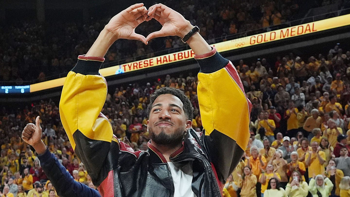 Tyrese Haliburton, George Kittle Enjoy WWE’s WrestleMania Spotlight