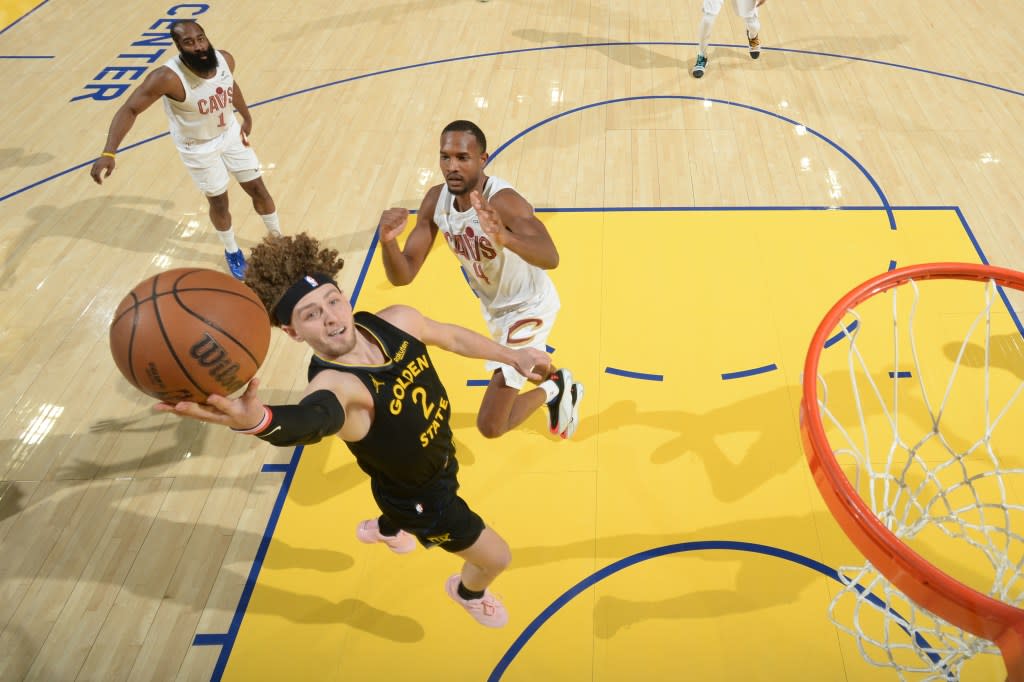 Brandin Podziemski goes up for a layup. NBAE via Getty Images