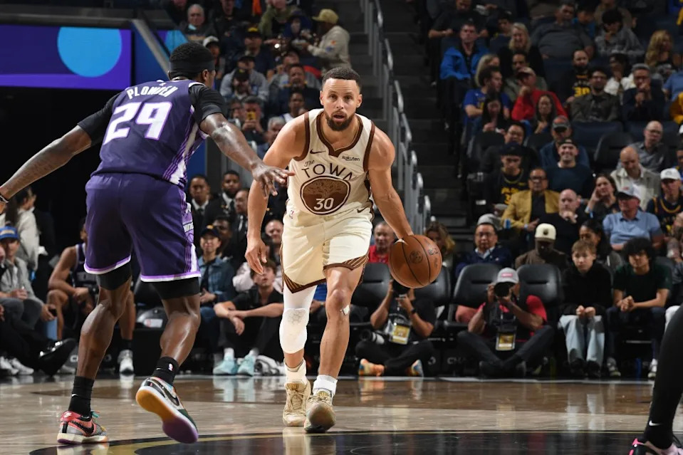Stephen Curry brings the ball up court against the Kings. NBAE via Getty Images