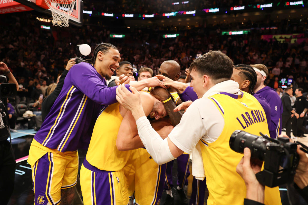 Los Angeles Lakers team celebrates Luka Doncic (77) Isabella Frias-Imagn Images