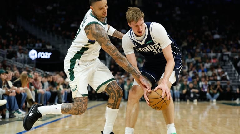 Milwaukee Bucks forward Kyle Kuzma (18) and Dallas Mavericks forward...