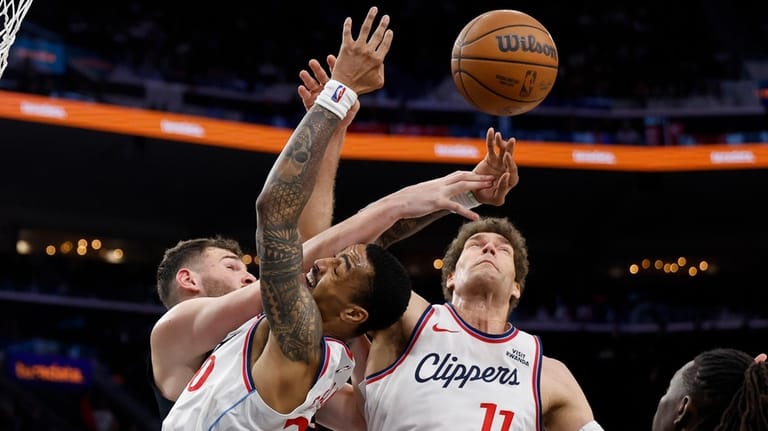 Portland Trail Blazers center Donovan Clingan (23), LA Clippers forward...