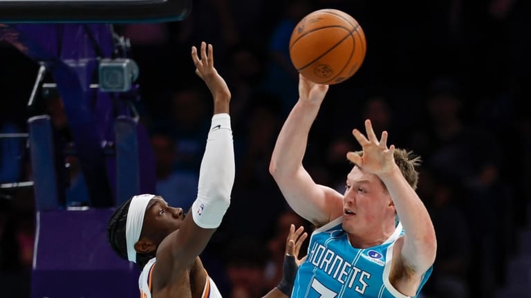 Charlotte Hornets guard Kon Knueppel (7) passes against Phoenix Suns...