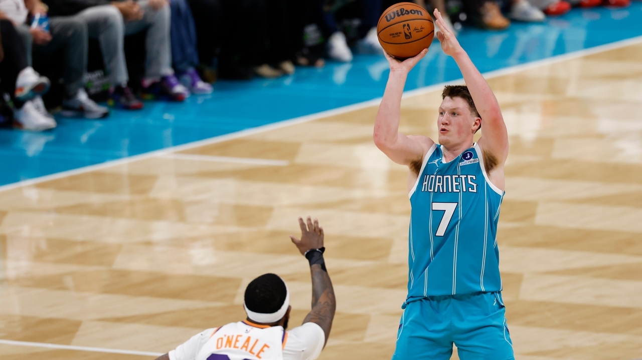 Charlotte's Kon Knueppel sets Hornets' franchise record for 3-pointers in a season