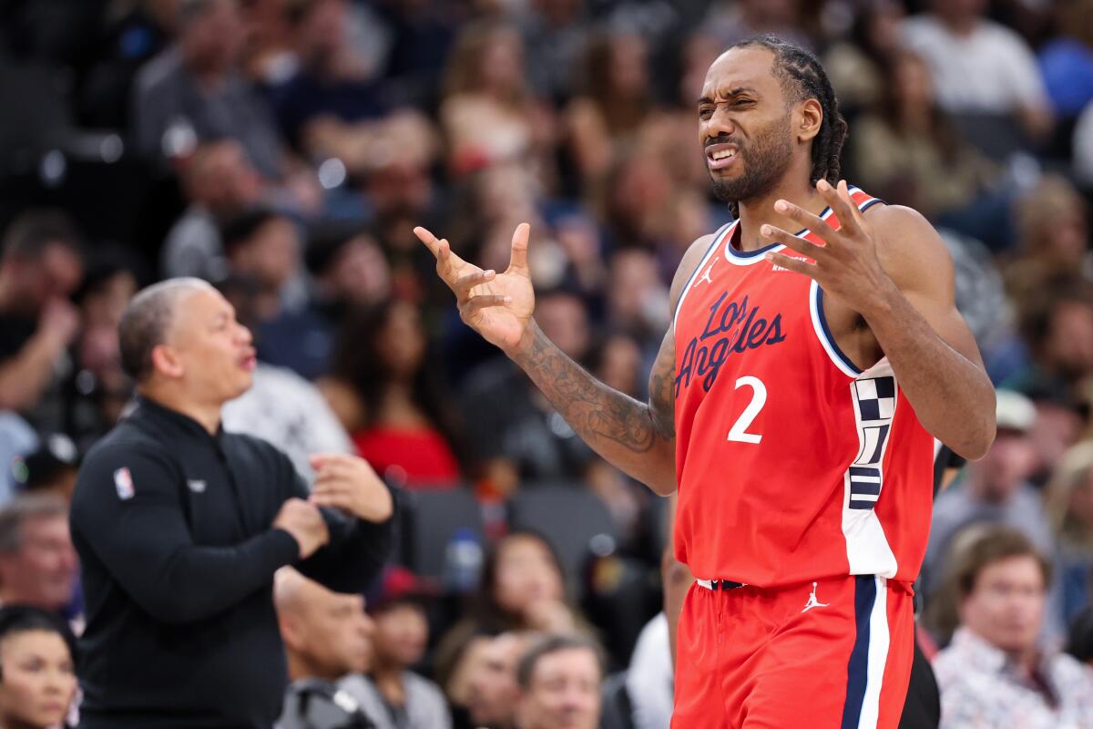 Clippers star Kawhi Leonard and coach Tyronn Lue react during the second half of a 118-99 loss to the San Antonio Spurs.