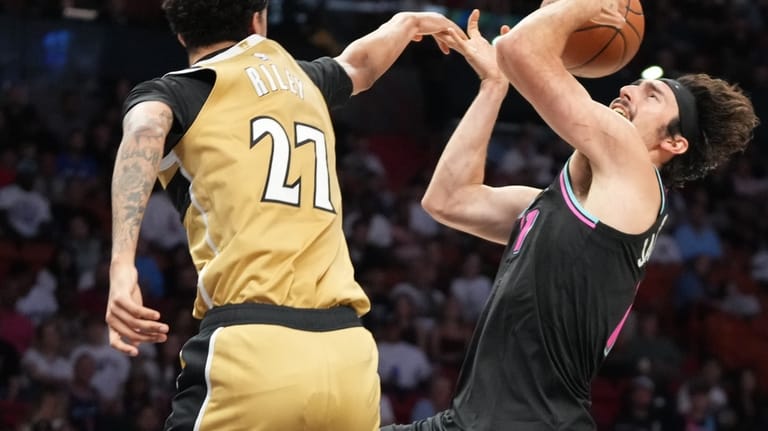 Washington Wizards guard Will Riley (27) defends Miami Heat forward...