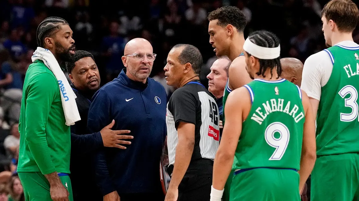 Jason Kidd talks to referee