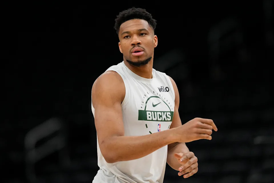 Milwaukee Bucks forward Giannis Antetokounmpo during warmups.© Jeff Hanisch-Imagn Images