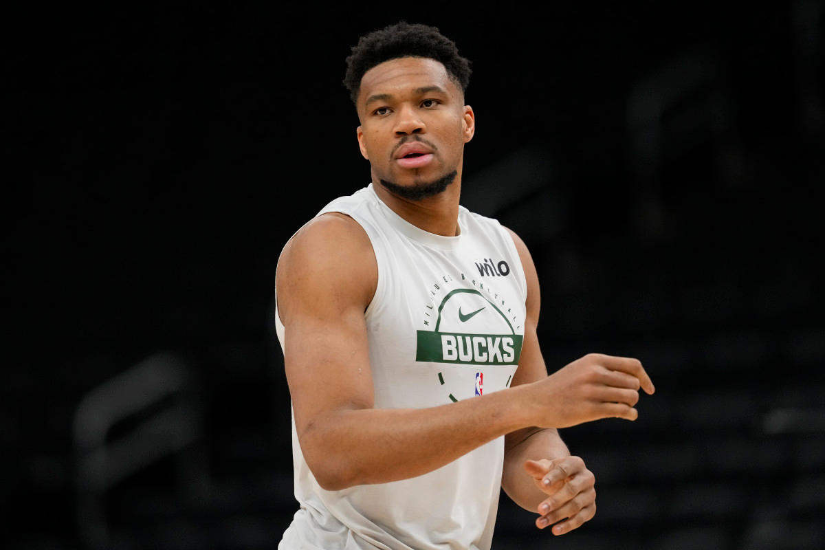 Milwaukee Bucks forward Giannis Antetokounmpo during warmups.© Jeff Hanisch-Imagn Images