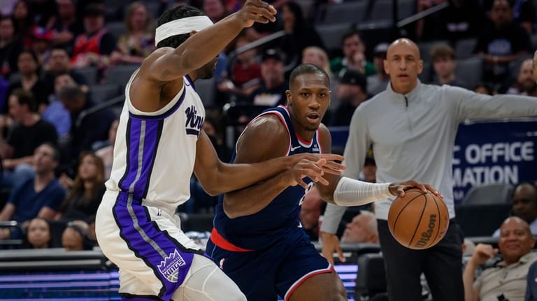 Los Angeles Clippers guard Kris, center, Dunn is guarded by...