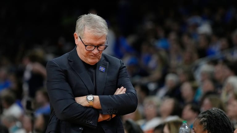 UConn head coach Geno Auriemma reacts during the second half...