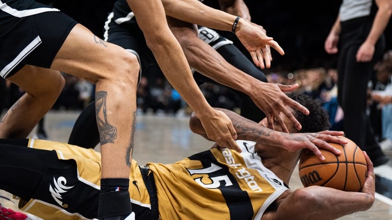 Washington Wizards forward Julian "Juju" Reese (15) fights to keep...