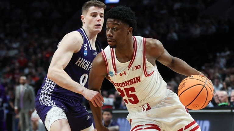 Wisconsin guard John Blackwell (25) drives the ball past High...