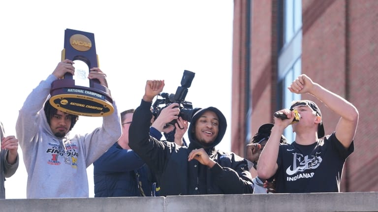 Michigan's Elliot Cadeau, left, Nimari Burnett, center, and Will Tschetter,...