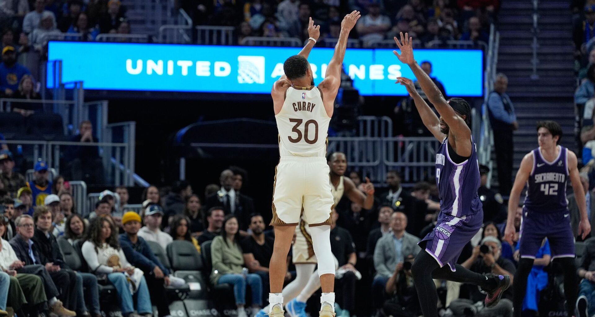 Curry scores 17 points with two 4-point plays in second game back from injury, Warriors beat Kings