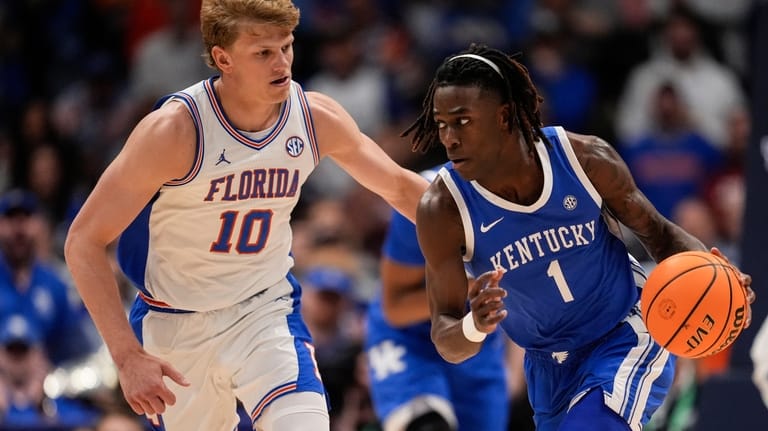 Kentucky guard Denzel Aberdeen (1) drives against Florida forward Thomas...