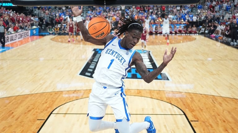 Kentucky's Denzel Aberdeen (1) dunks during overtime in the first...