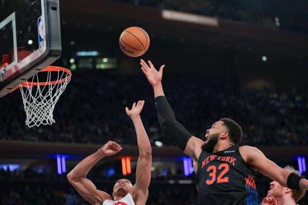 Knicks rout Raptors, wrap up East’s No. 3 seed