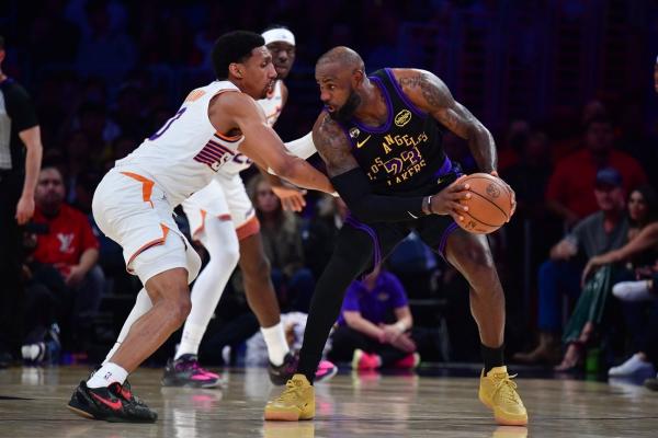 LeBron James reaches 12K assists as Lakers crush Suns