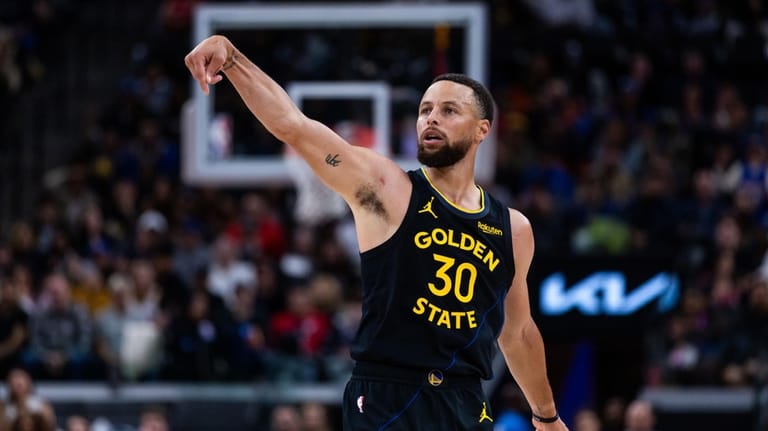 Golden State Warriors guard Stephen Curry (30) shoots against the...