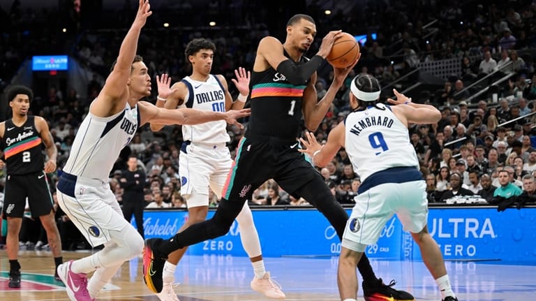 San Antonio Spurs center Victor Wembanyama (1) drives against Dallas...